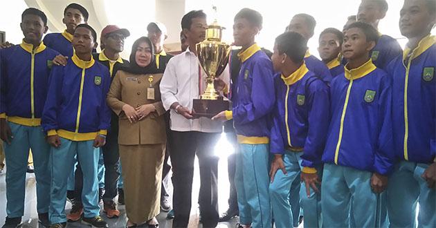 Tim U-15 Serahkan Piala Gubernur ke Walikota Batam